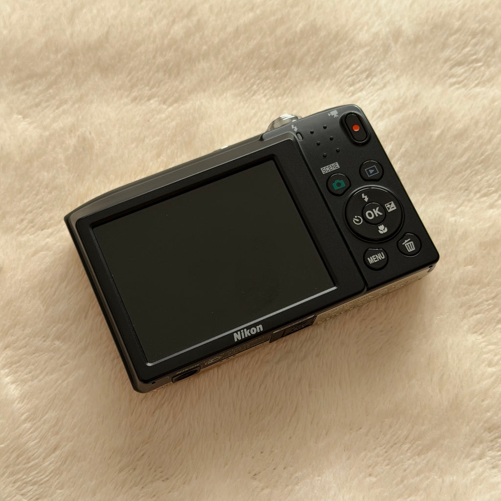 Nikon Coolpix S2600 | (con caja)